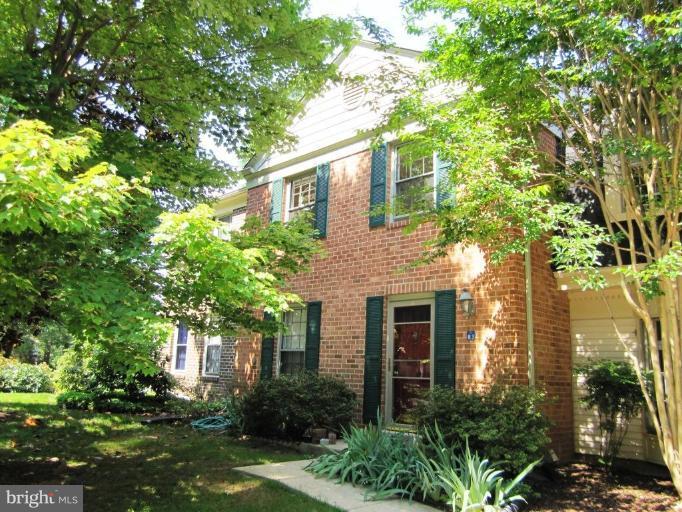 2183 Pond View Court Reston, VA 20191 - Photo 3 of 14 Large 3 level TH w/Walkout Finished Basement