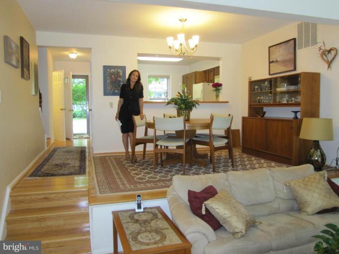 2183 Pond View Court Reston, VA 20191 - Photo 8 of 14 Beautiful Hardwoods on Main Level