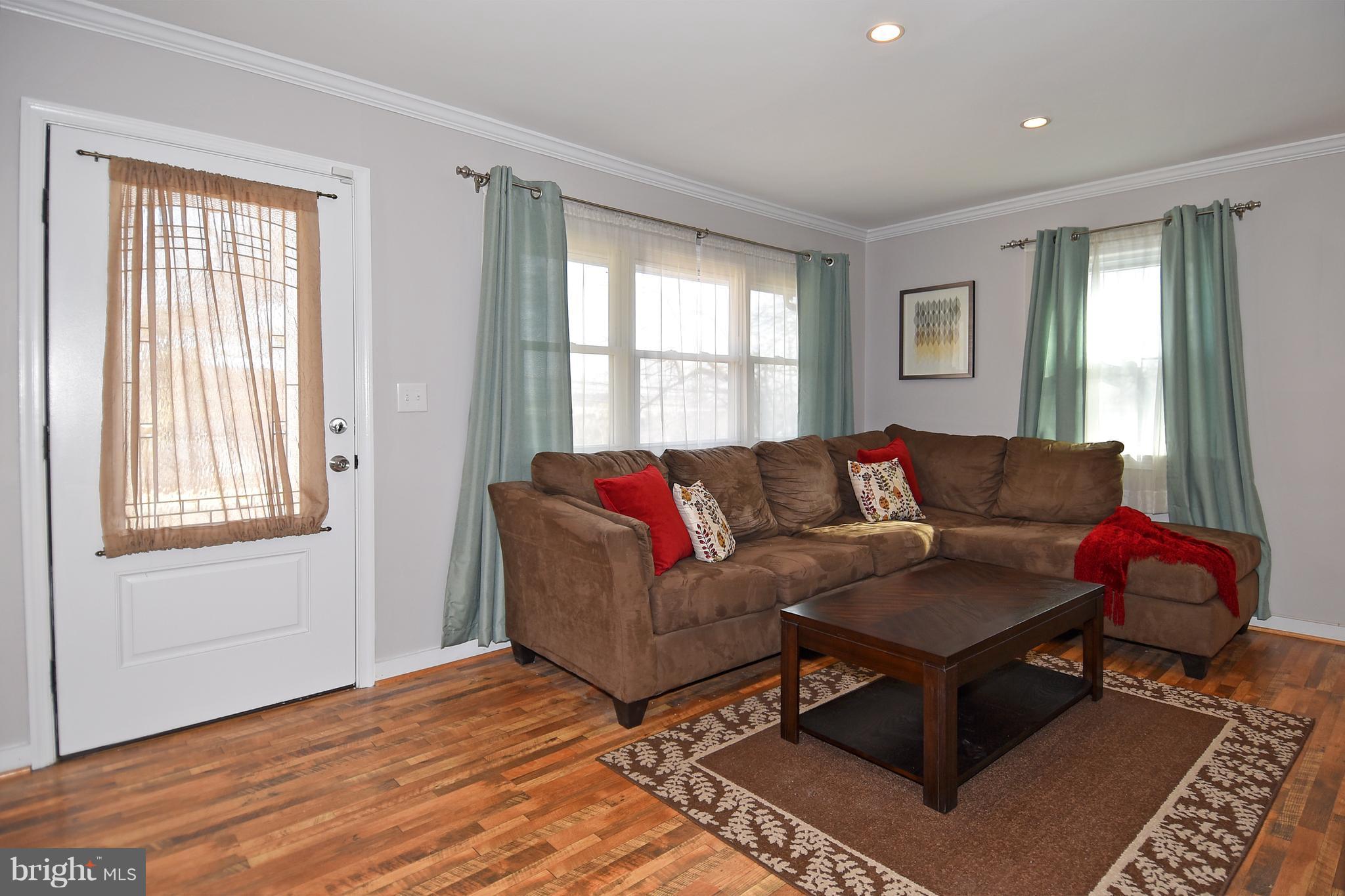 7432 Muncaster Mill Road Gaithersburg, MD 20877 - Photo 3 of 30 Living Room