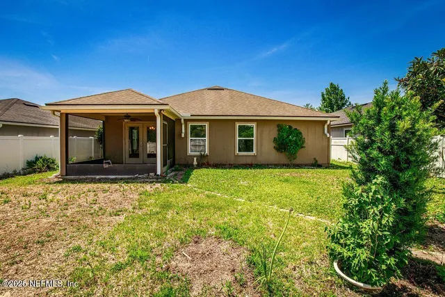 a view of a house with backyard
