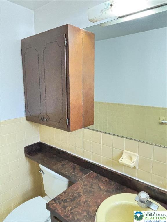 2027 Willow Park Road, Unit 7 Bethlehem, PA 18020 - Photo 11 of 27 a bathroom with a toilet