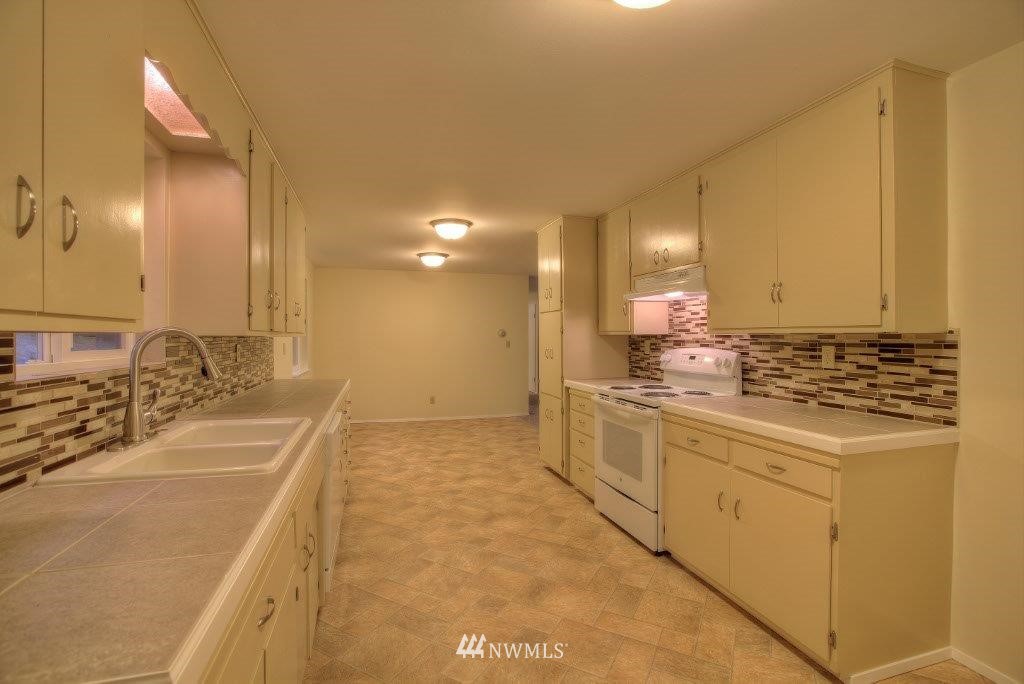 17022 113th Avenue Southeast Renton, WA 98055 - Photo 4 of 15 Gallery Image 4