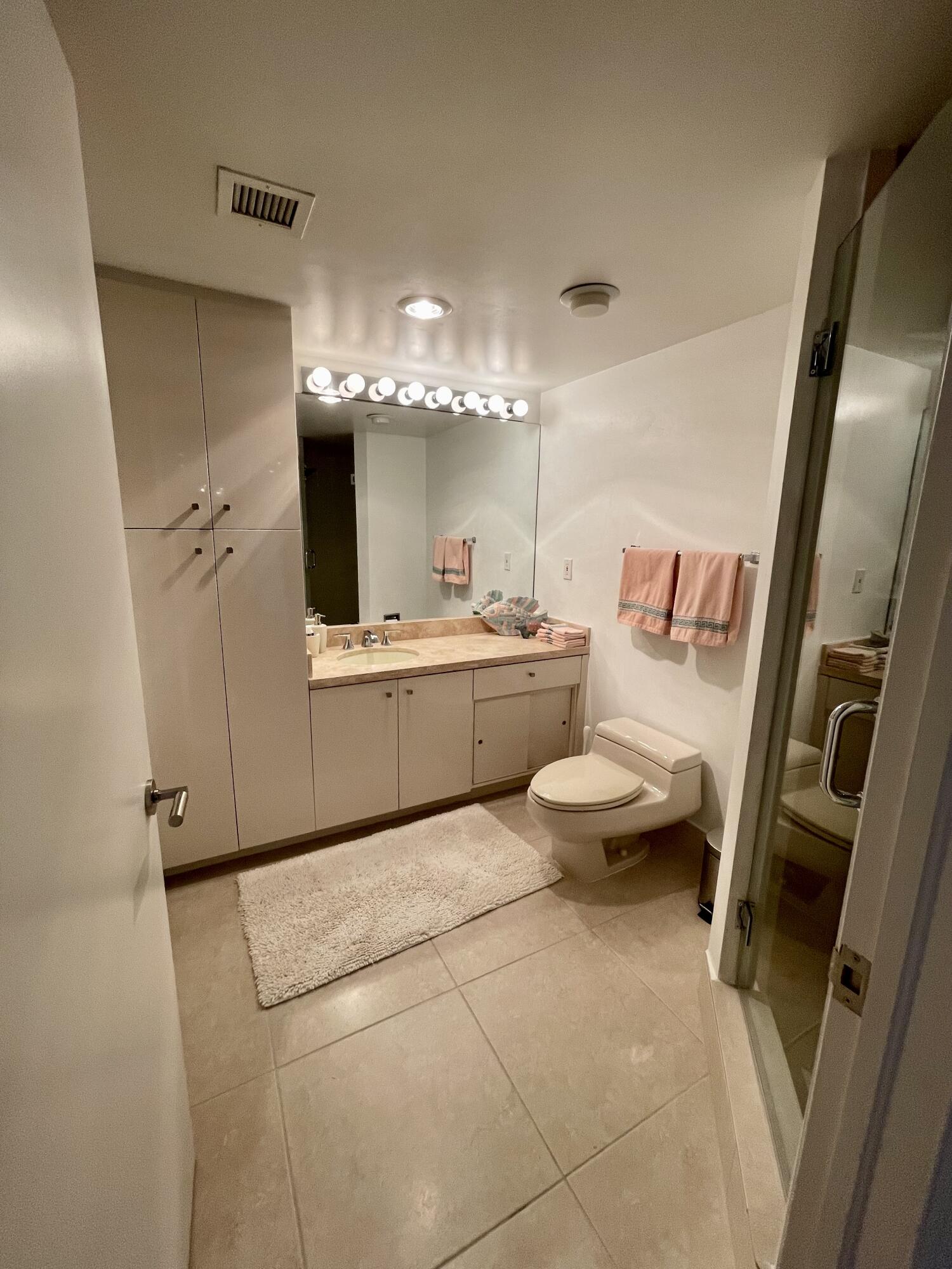 140 Southeast 5th Avenue, Unit 439 Boca Raton, FL 33432 - Photo 14 of 19 Guest Bathroom