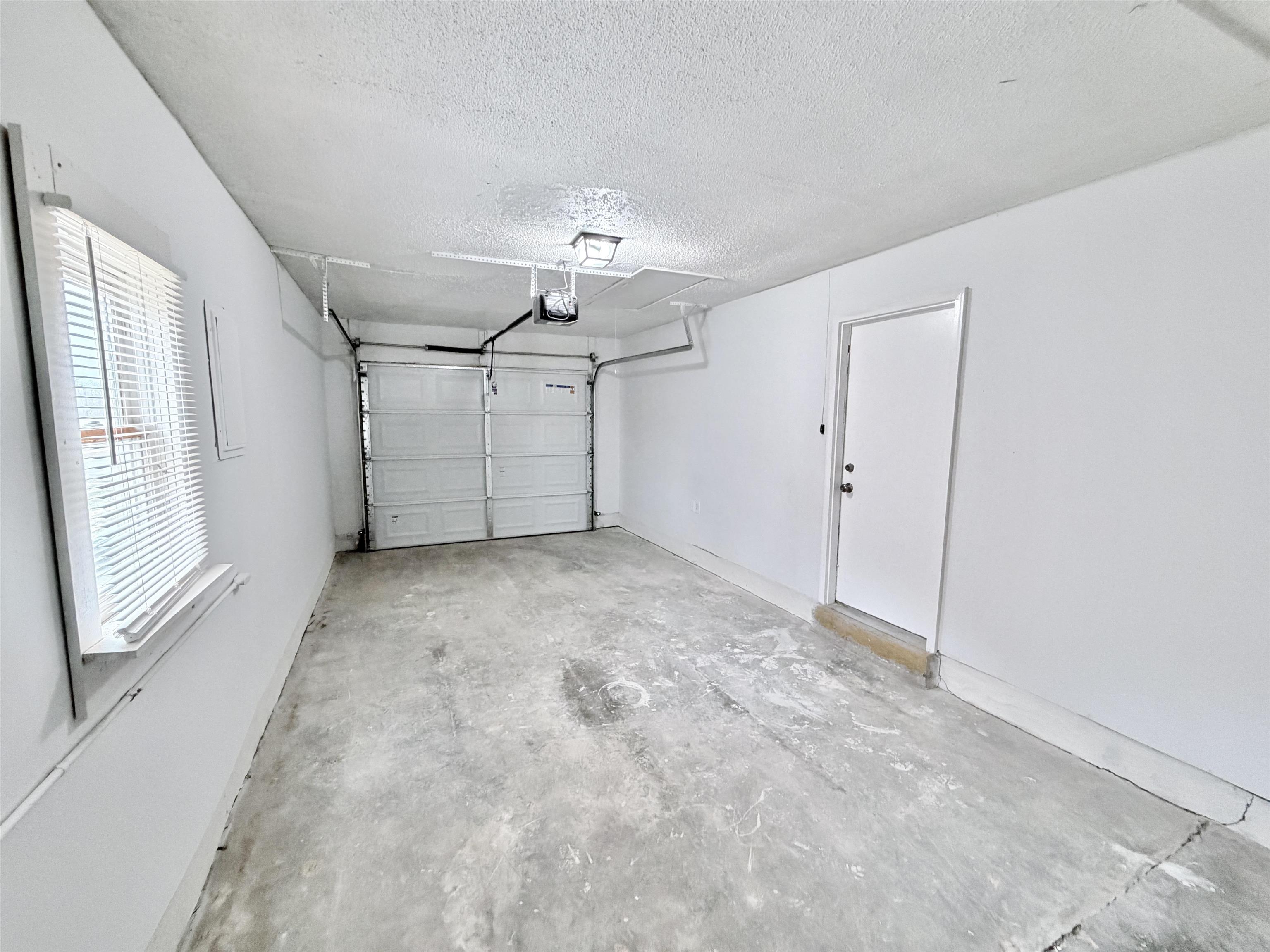 7830 Quito Road Millington, TN 38053 - Photo 23 of 26 en empty room with windows and ceiling fan