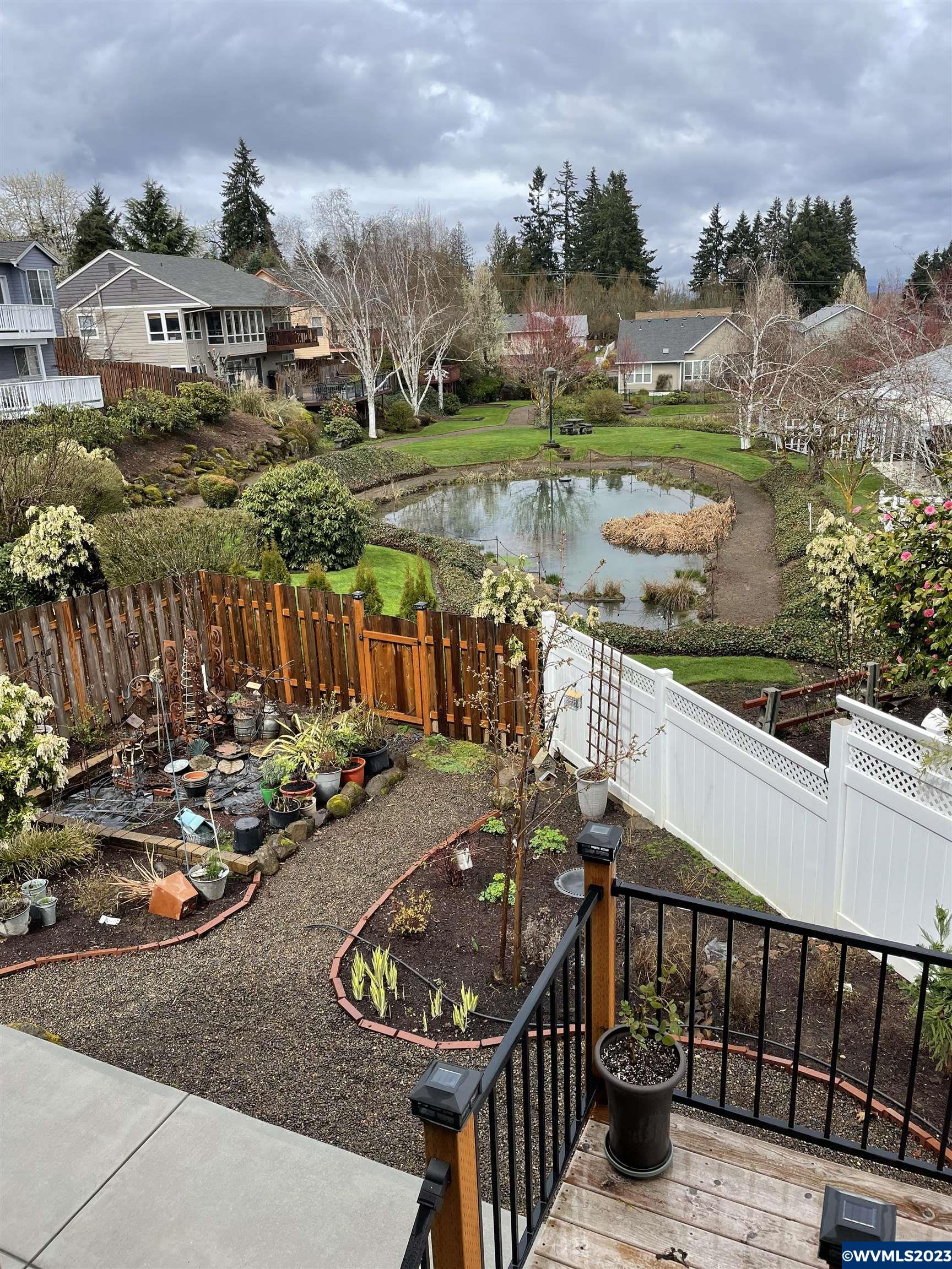 38 Sweden Loop Silverton, OR 97381 - Photo 2 of 12