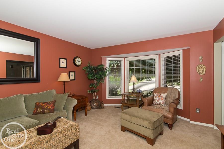 1754 North Kilburn Road Rochester, MI 48306 - Photo 4 of 23 31248714-3.JPG