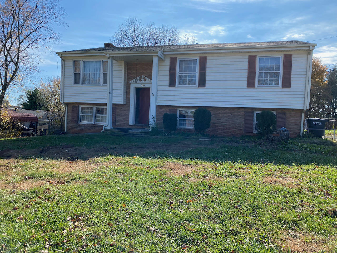 a front view of house with yard