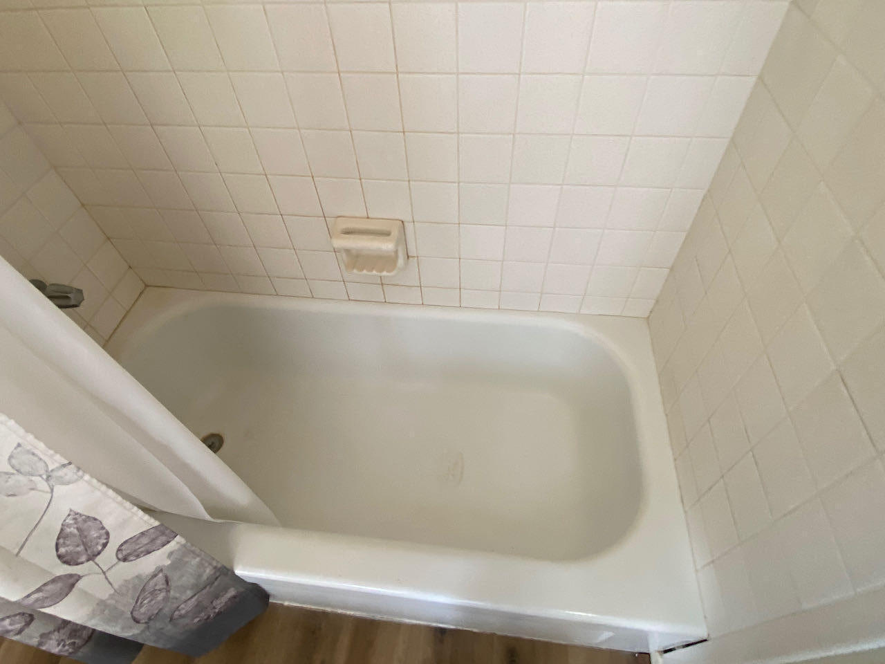 610 Olney Road Vinton, VA 24179 - Photo 16 of 42 a close up of a bathtub