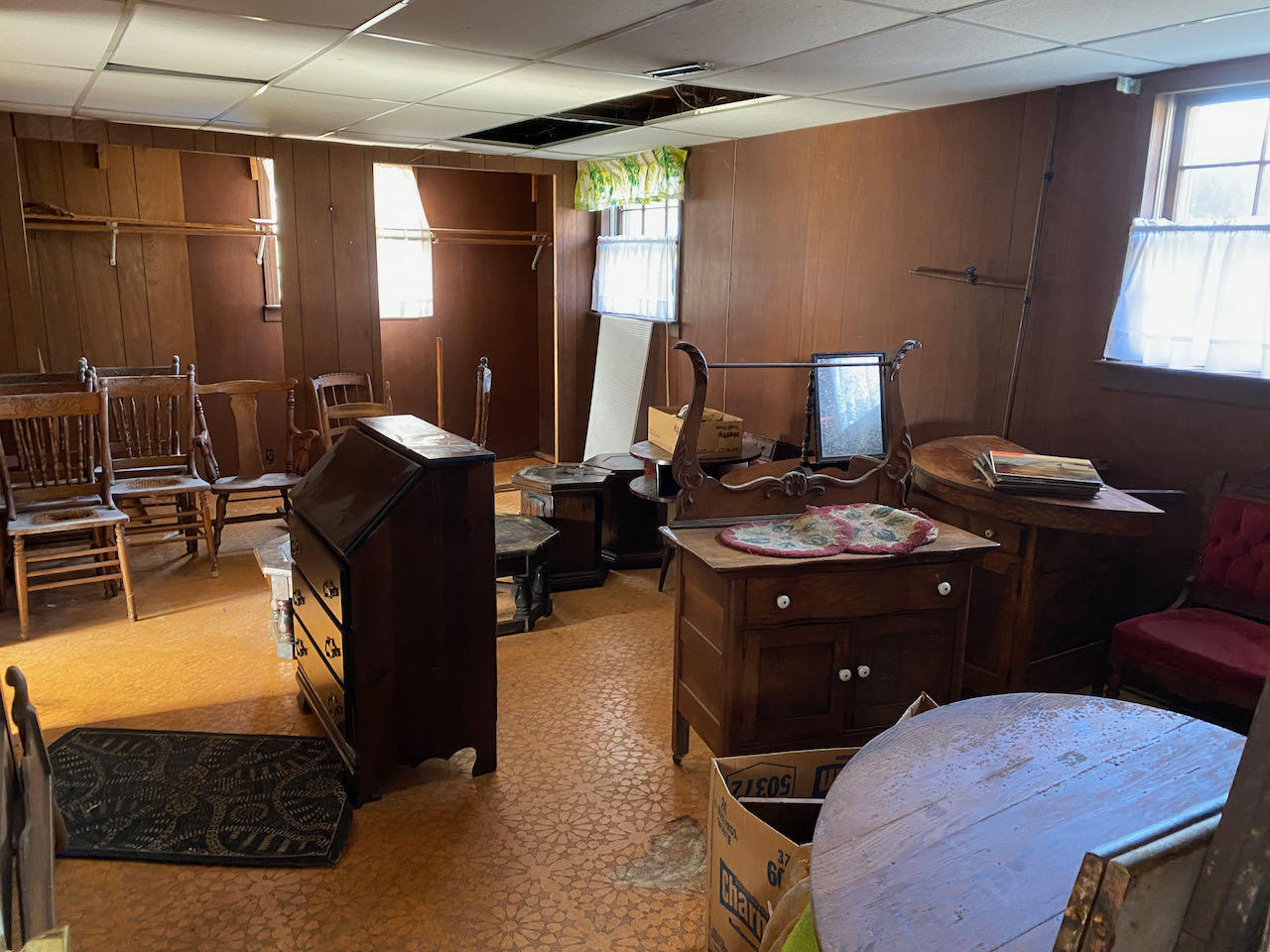 610 Olney Road Vinton, VA 24179 - Photo 26 of 42 a workspace with furniture and window