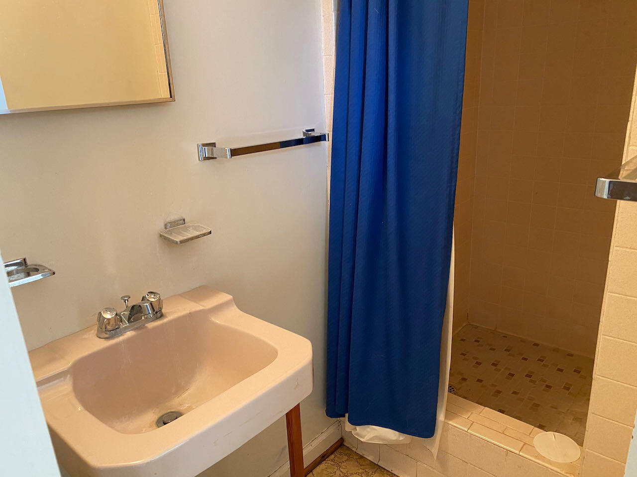610 Olney Road Vinton, VA 24179 - Photo 28 of 42 a bathroom with a sink and a tub
