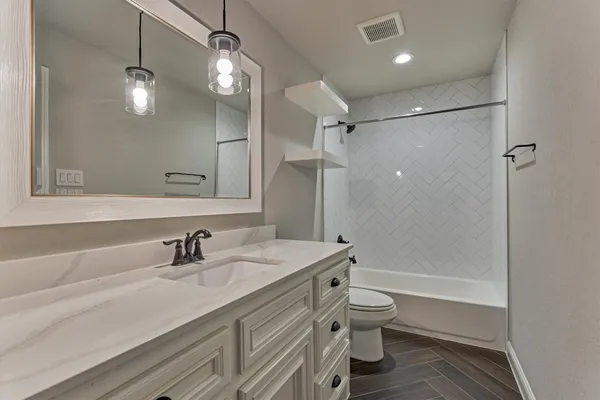 a view of a big room with closet