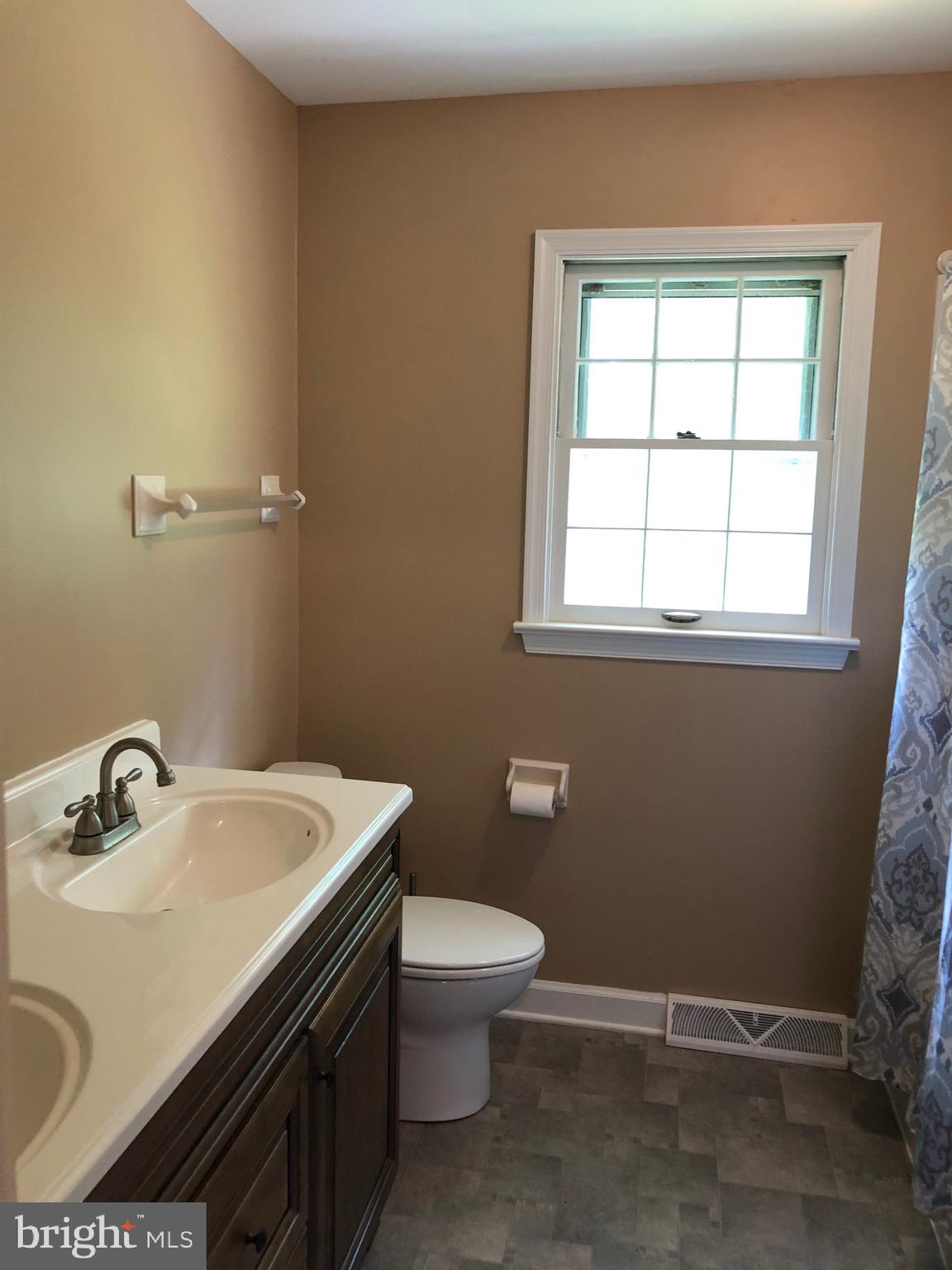 6219 Quinn Road Frederick, MD 21701 - Photo 13 of 26 Upstairs hall bath