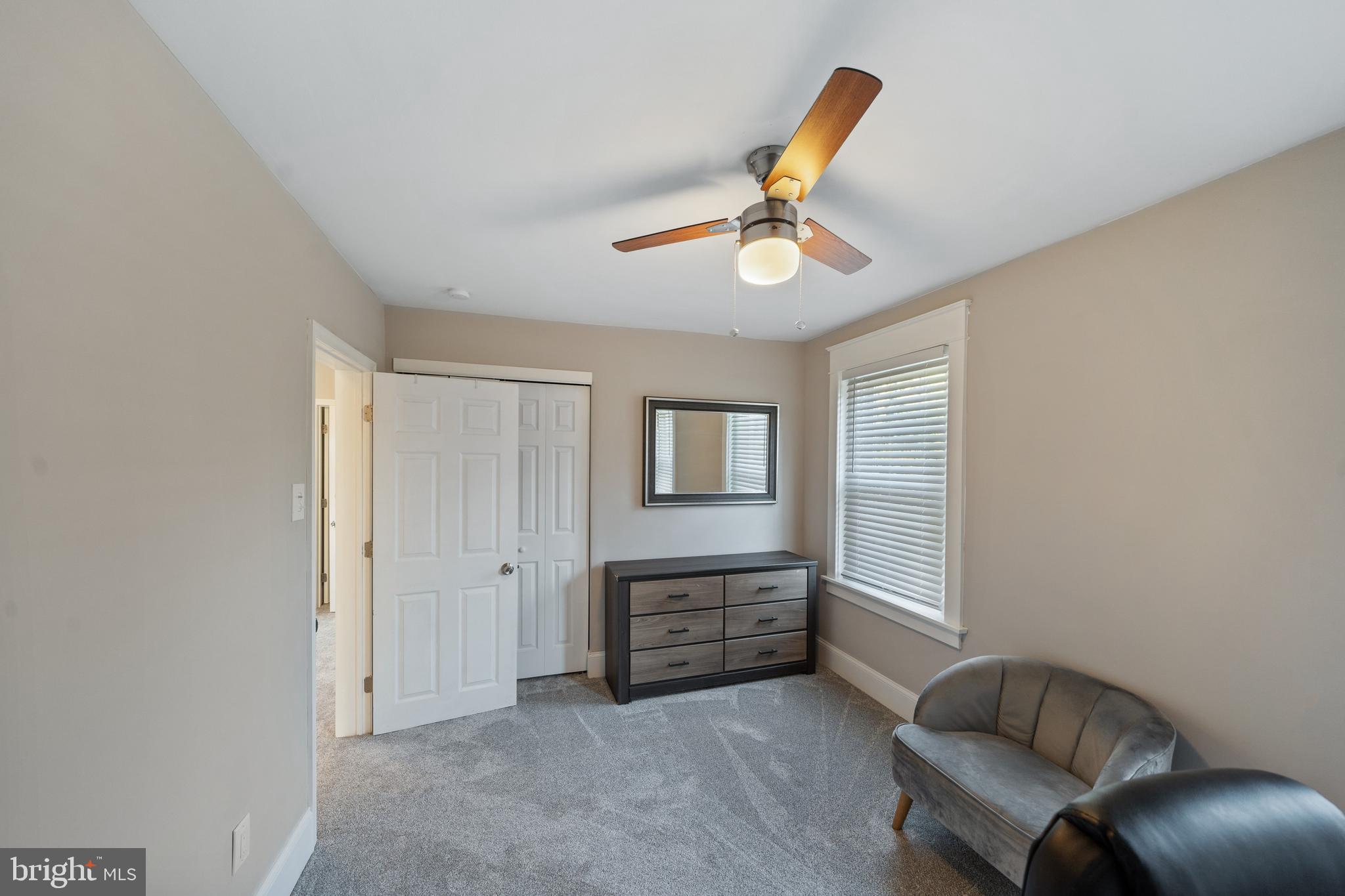 261 East Avon Road Brookhaven, PA 19015 - Photo 20 of 34 a living room with furniture and ceiling fan