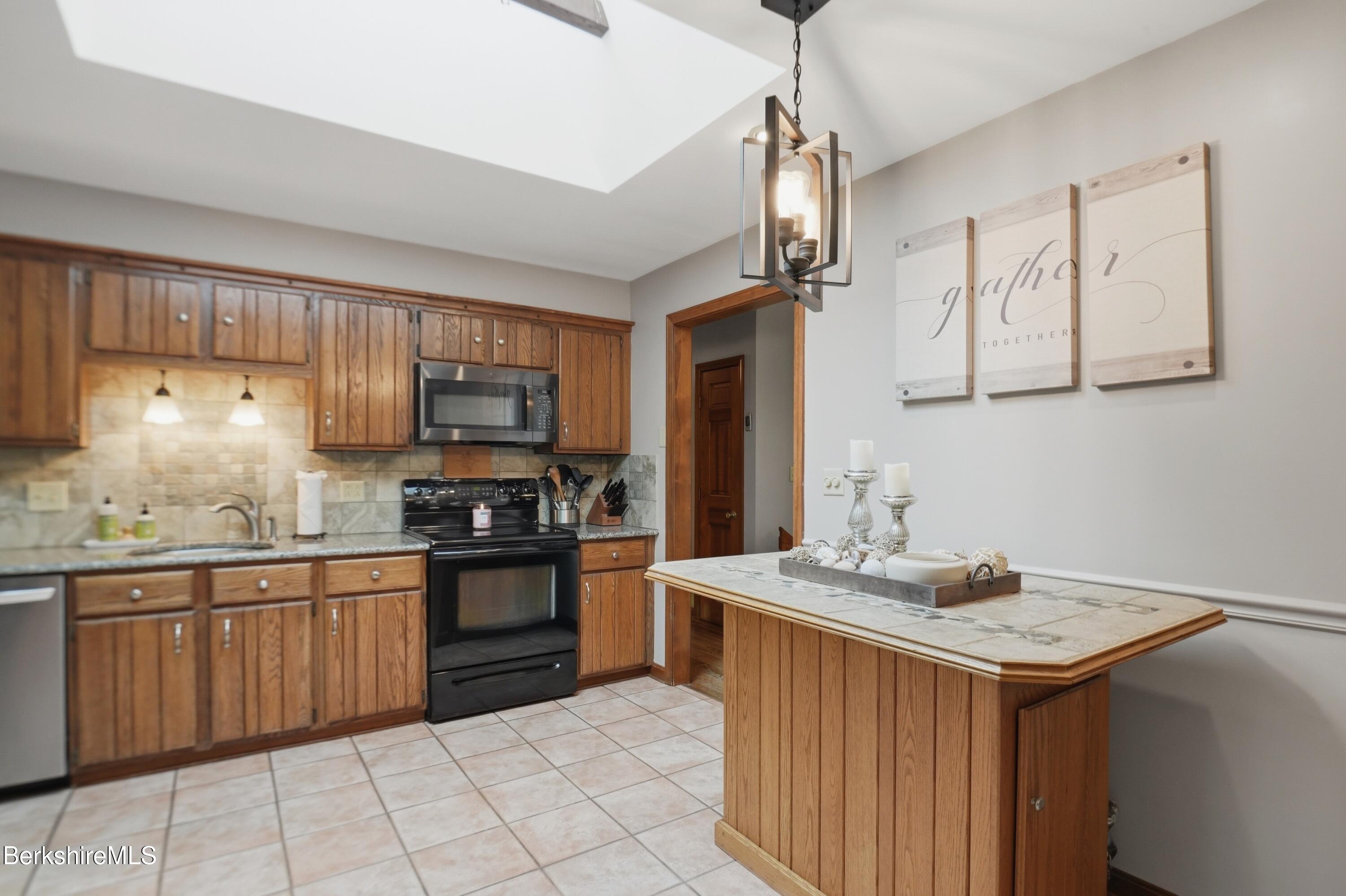 134 Oak Hill Road Pittsfield, MA 01201 - Photo 23 of 66 Kitchen