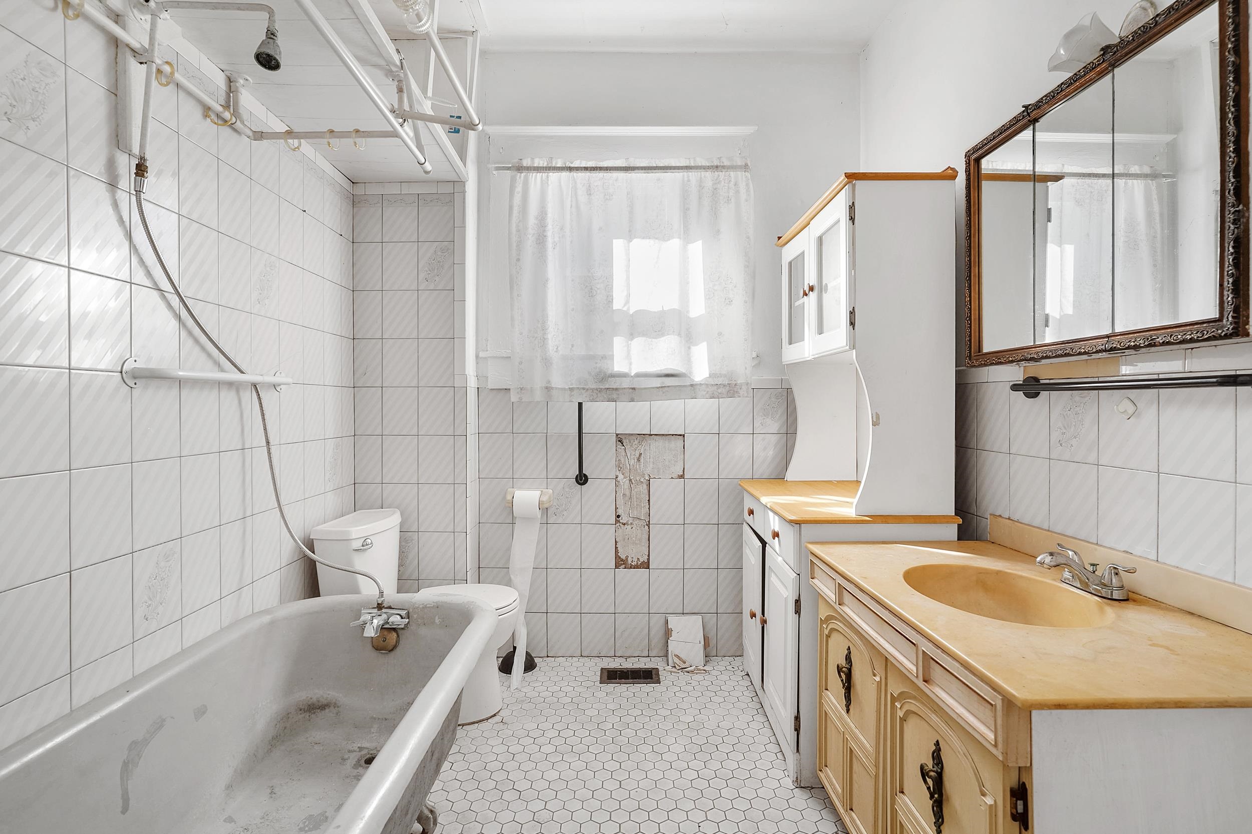134 Washington Street St. Augustine, FL 32084 - Photo 18 of 41 Full bath featuring tile walls, vanity, and light tile patterned flooring