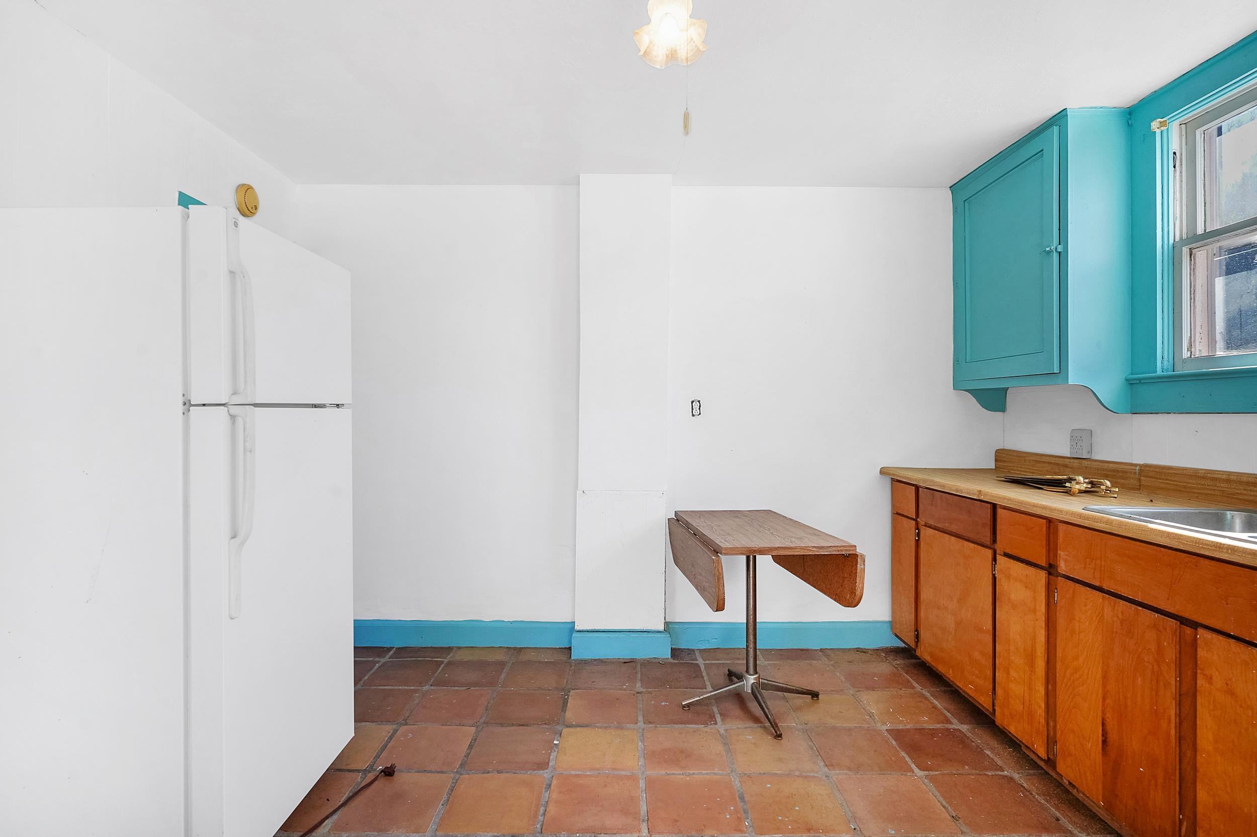 134 Washington Street St. Augustine, FL 32084 - Photo 30 of 41 a room that has a bed and a chair in it