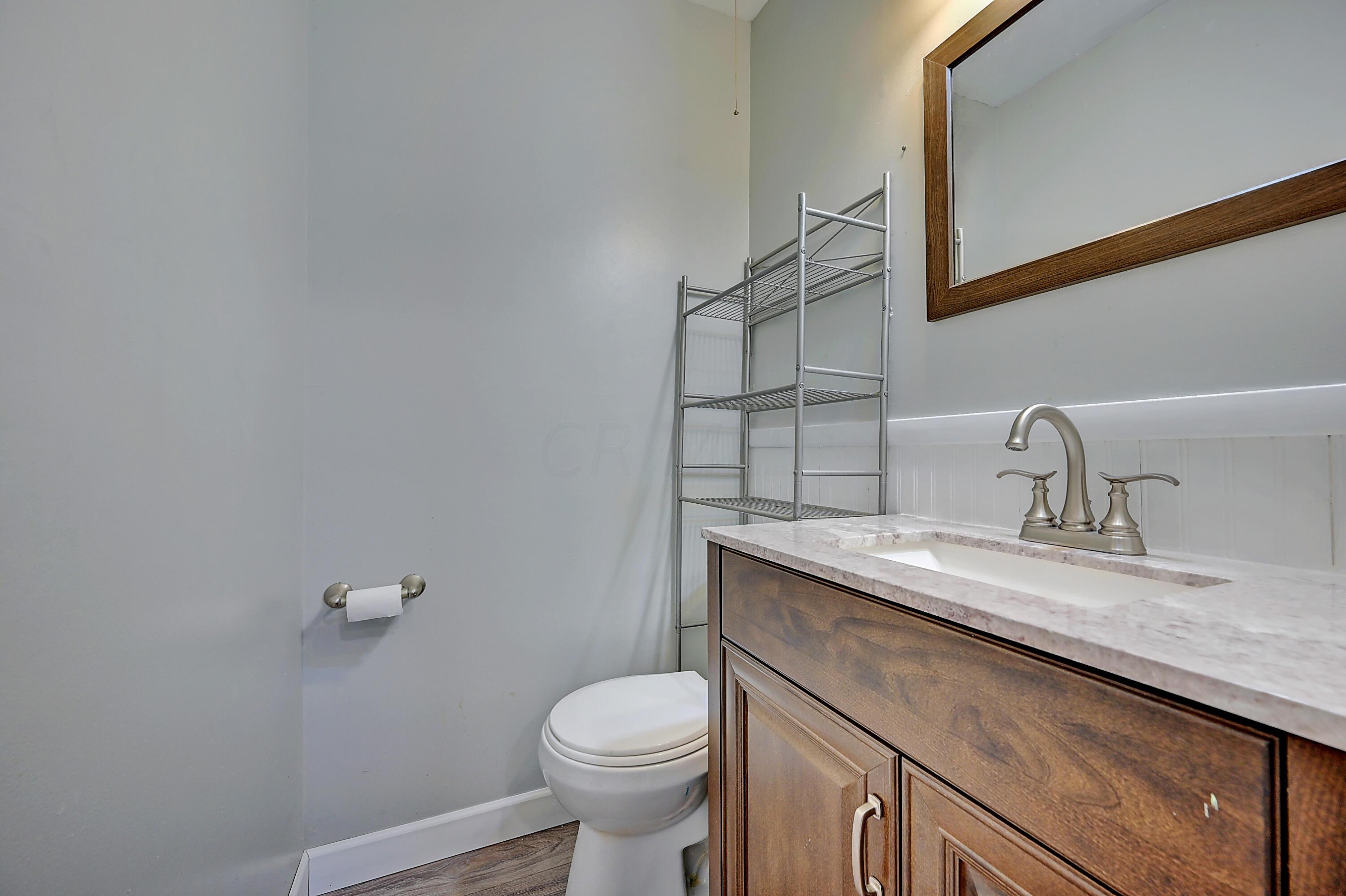 5594 Norcross Road Columbus, OH 43229 - Photo 12 of 33 Owner's bedroom half bath
