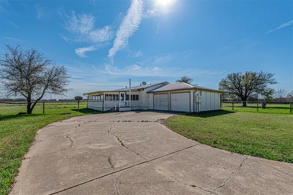 a view of a back yard