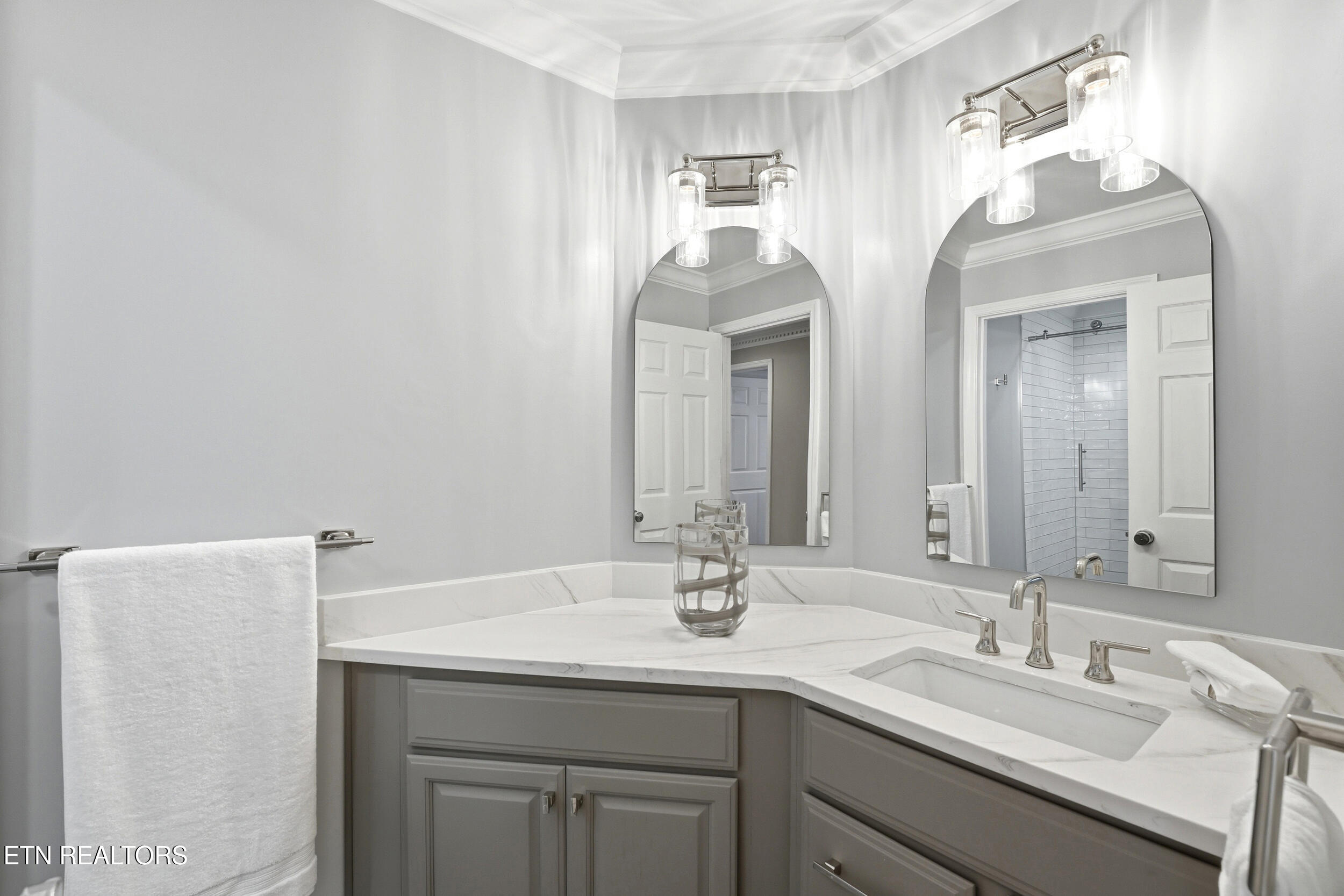 9619 Mariners Point Knoxville, TN 37922 - Photo 36 of 60 Hall bath