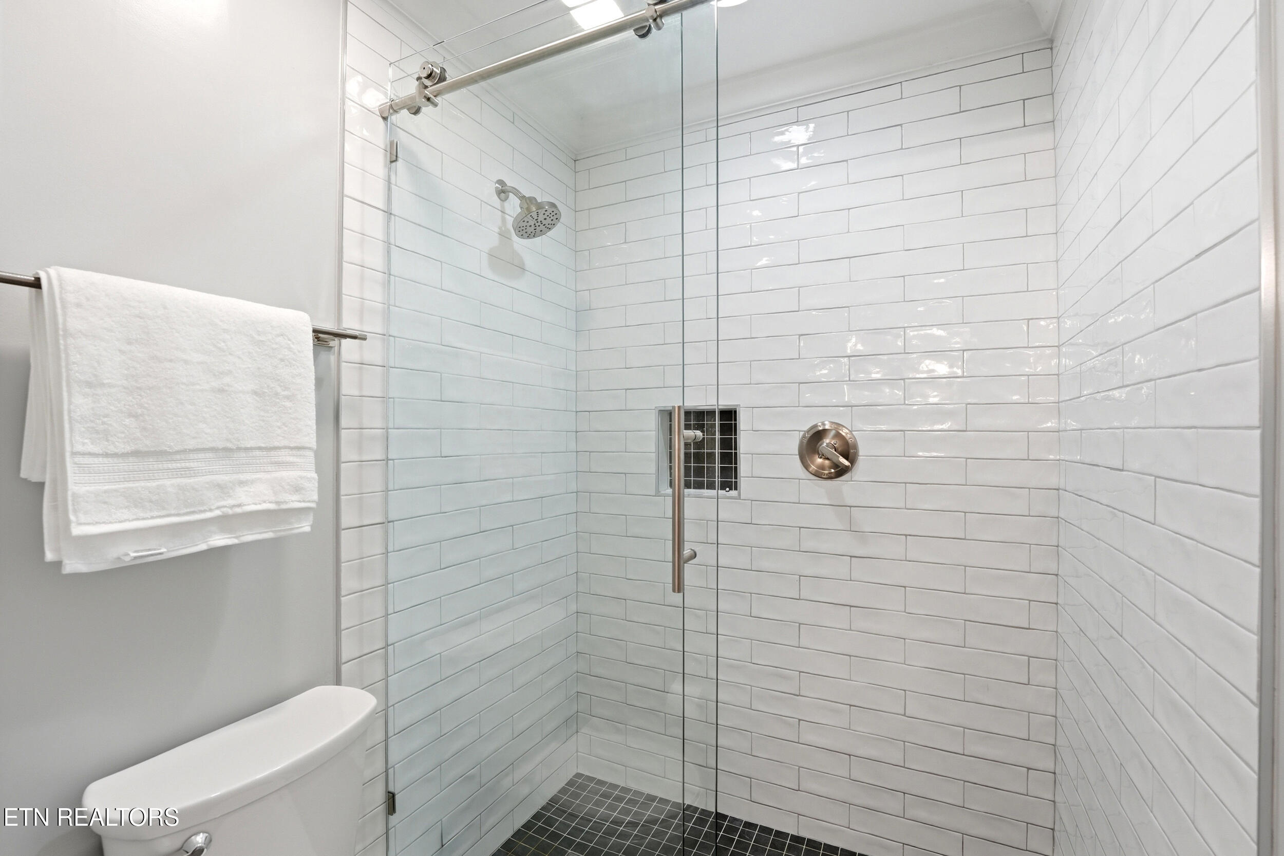 9619 Mariners Point Knoxville, TN 37922 - Photo 37 of 60 Hall bath