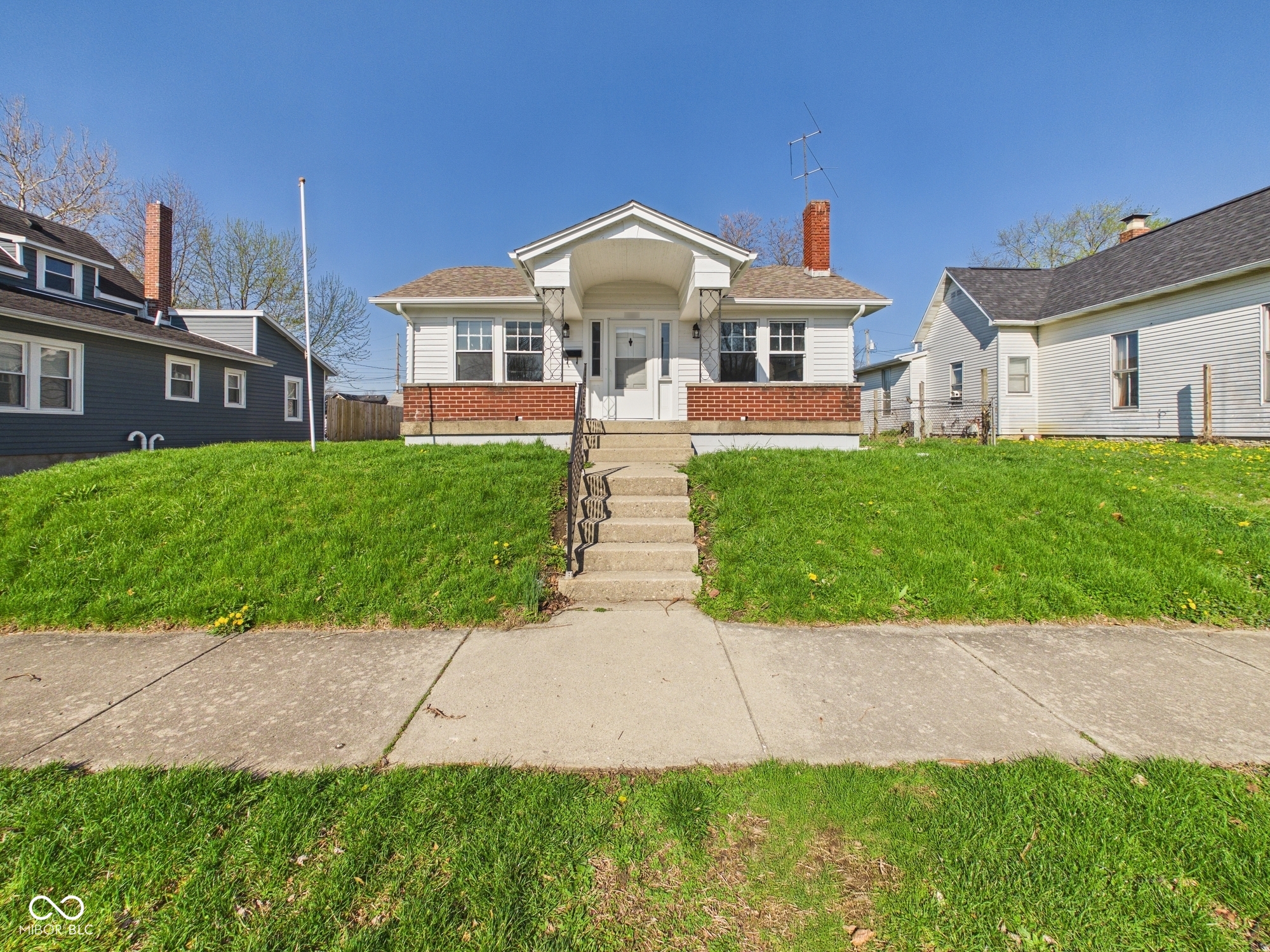 1525 Noble Street Anderson, IN 46016 - Photo 2 of 24