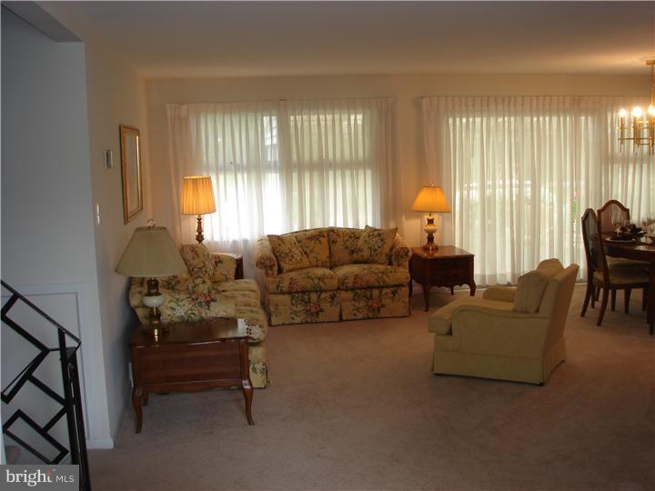 428 Foster Drive Springfield, PA 19064 - Photo 3 of 18 Living Room