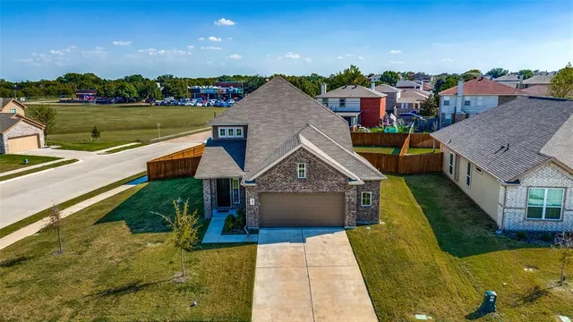 $400,000 | 400 Livingston Drive, DeSoto, TX 75115