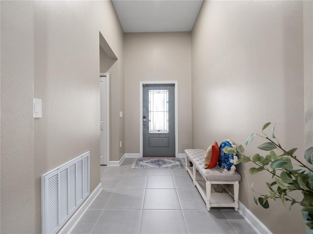 4531 Hillingdam Road Davenport, FL 33837 - Photo 23 of 36 a very nice looking room with a bench