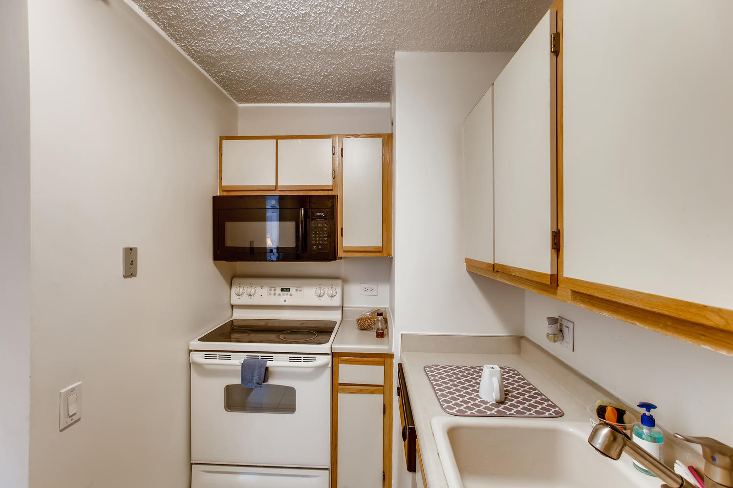 1122 North Clark Street, Unit 2209 Chicago, IL 60610 - Photo 8 of 11 a kitchen with a stove and a microwave