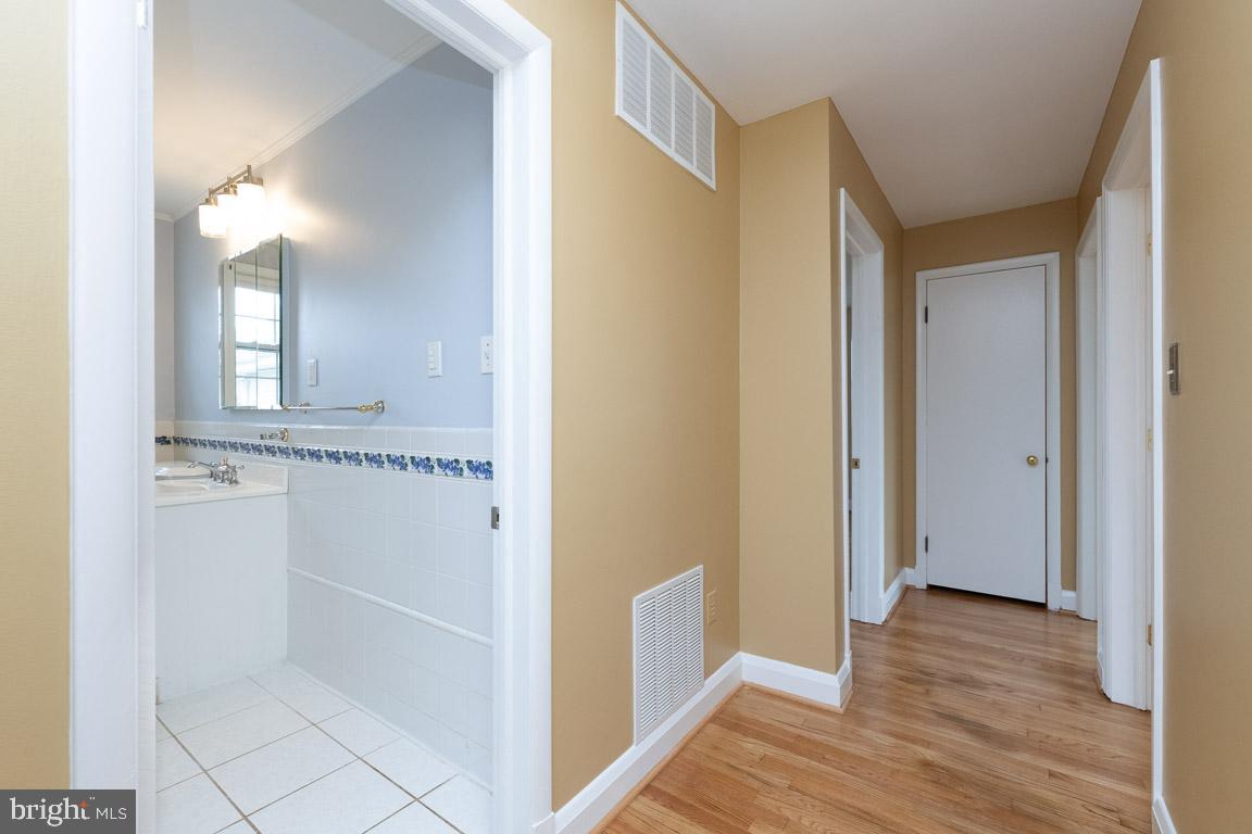 12 Croftley Road Lutherville-Timonium, MD 21093 - Photo 17 of 38 Hall Bath