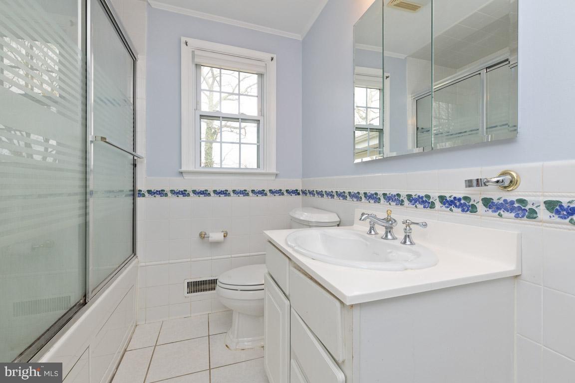 12 Croftley Road Lutherville-Timonium, MD 21093 - Photo 18 of 38 Hall Bath with imported Italian tile listello