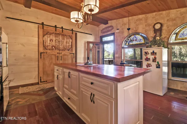 $625,000 | 698 Boone Ridge Road, Jamestown, TN 38556