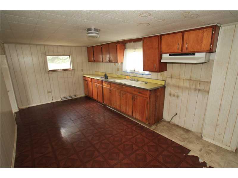 129 Braddock Rd Avenue Mount Pleasant, PA 15666 - Photo 4 of 10 Kitchen.