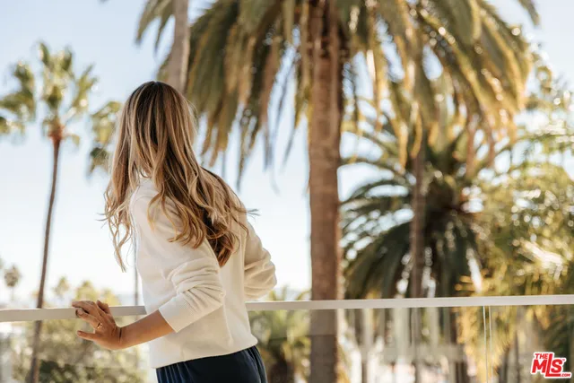 a view of a pathway in outside of the house