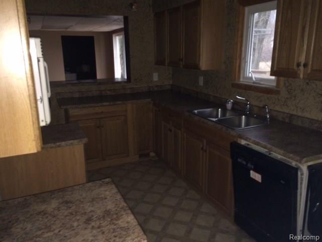 3177 Castle Road North Branch, MI 48461 - Photo 4 of 28 262-180587 kitchen 2.jpg
