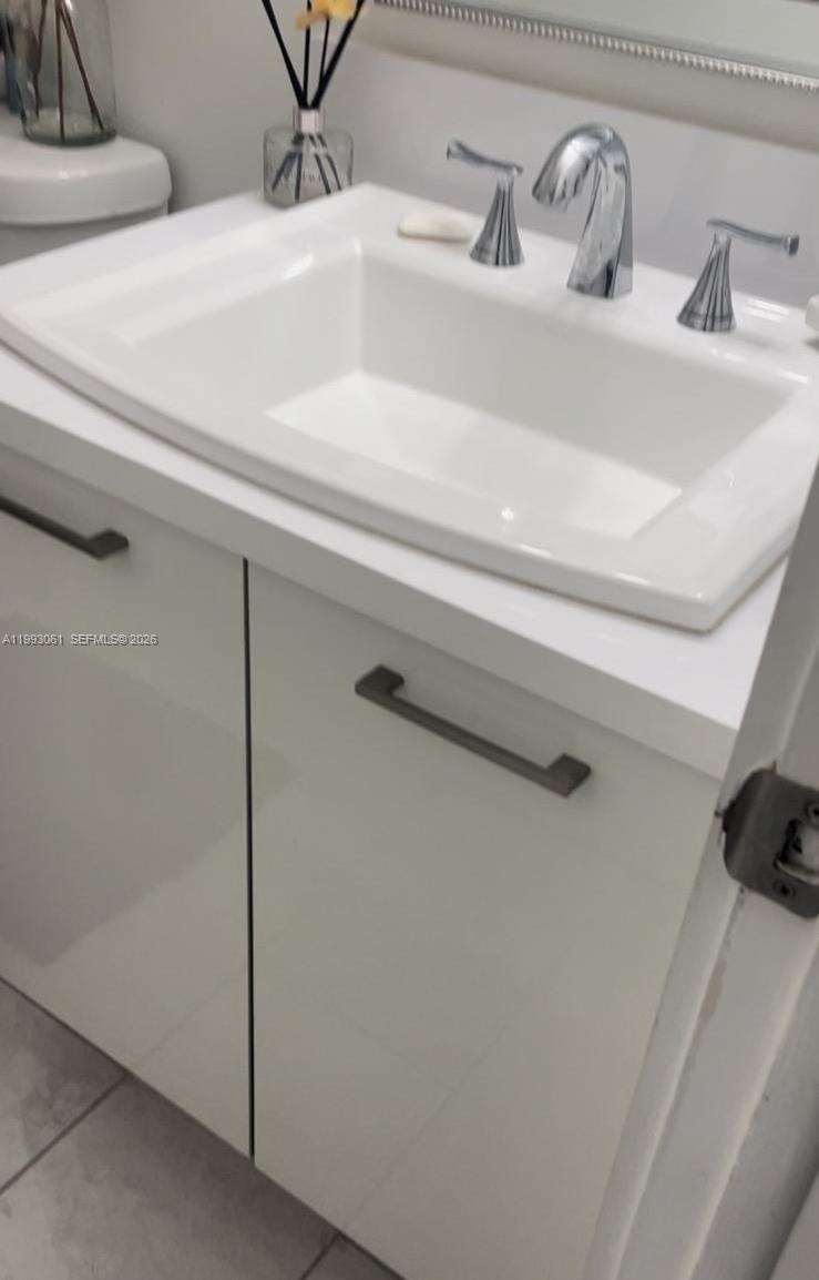 10000 Northwest 9th St Circle, Unit 11 Miami, FL 33172 - Photo 4 of 10 a close view of sink