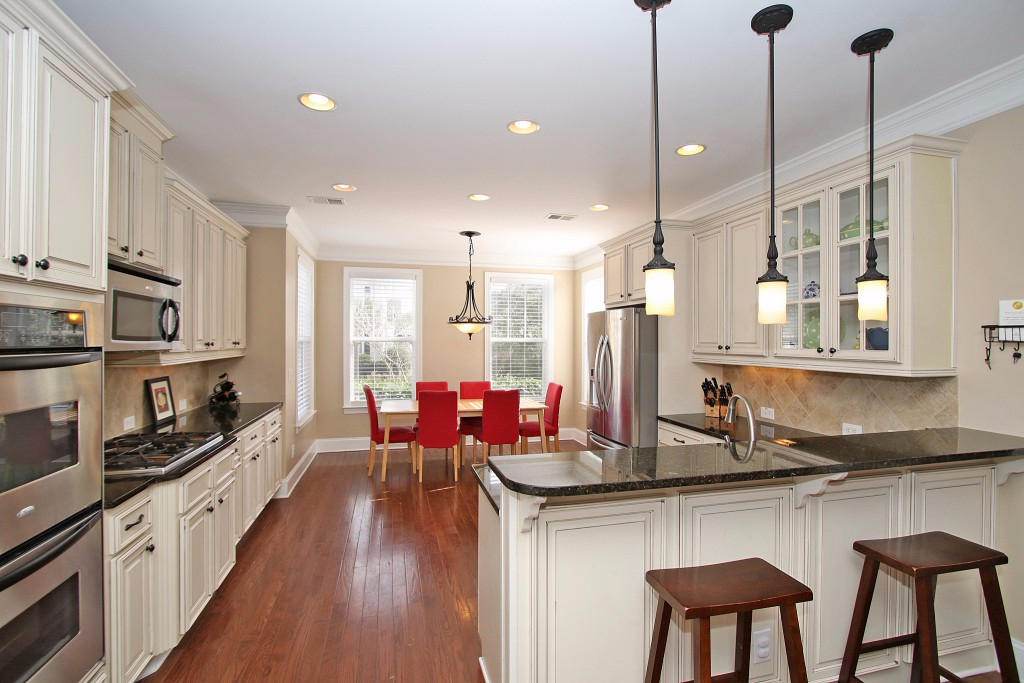 1316 Osmond Road Mount Pleasant, SC 29466 - Photo 10 of 34 Kitchen and Eat in