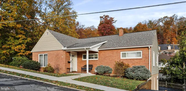 a view of a house with a yard and plants