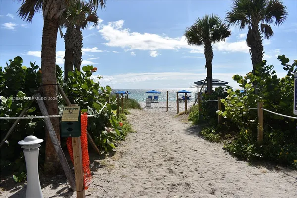 $4,000 | 6365 Collins Avenue, Unit 2106, Miami Beach, FL 33141