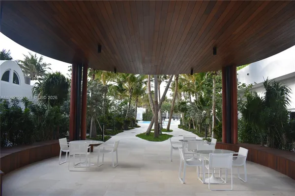 $4,000 | 6365 Collins Avenue, Unit 2106, Miami Beach, FL 33141