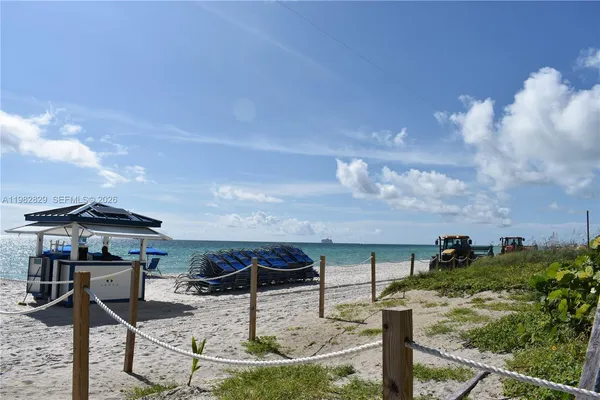 $4,000 | 6365 Collins Avenue, Unit 2106, Miami Beach, FL 33141