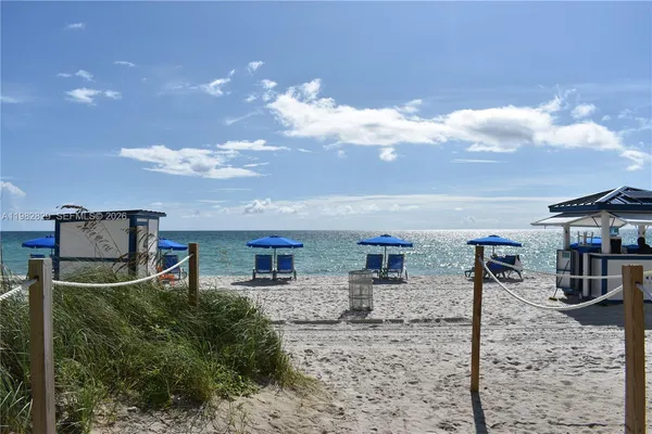 $4,000 | 6365 Collins Avenue, Unit 2106, Miami Beach, FL 33141