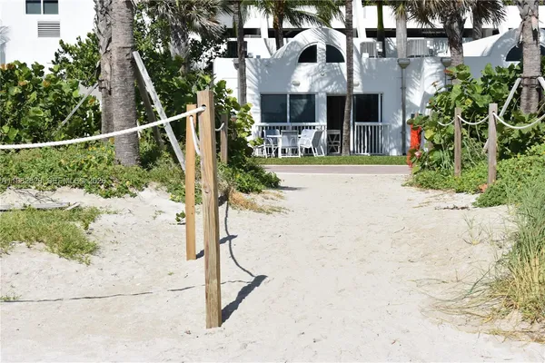 $4,000 | 6365 Collins Avenue, Unit 2106, Miami Beach, FL 33141