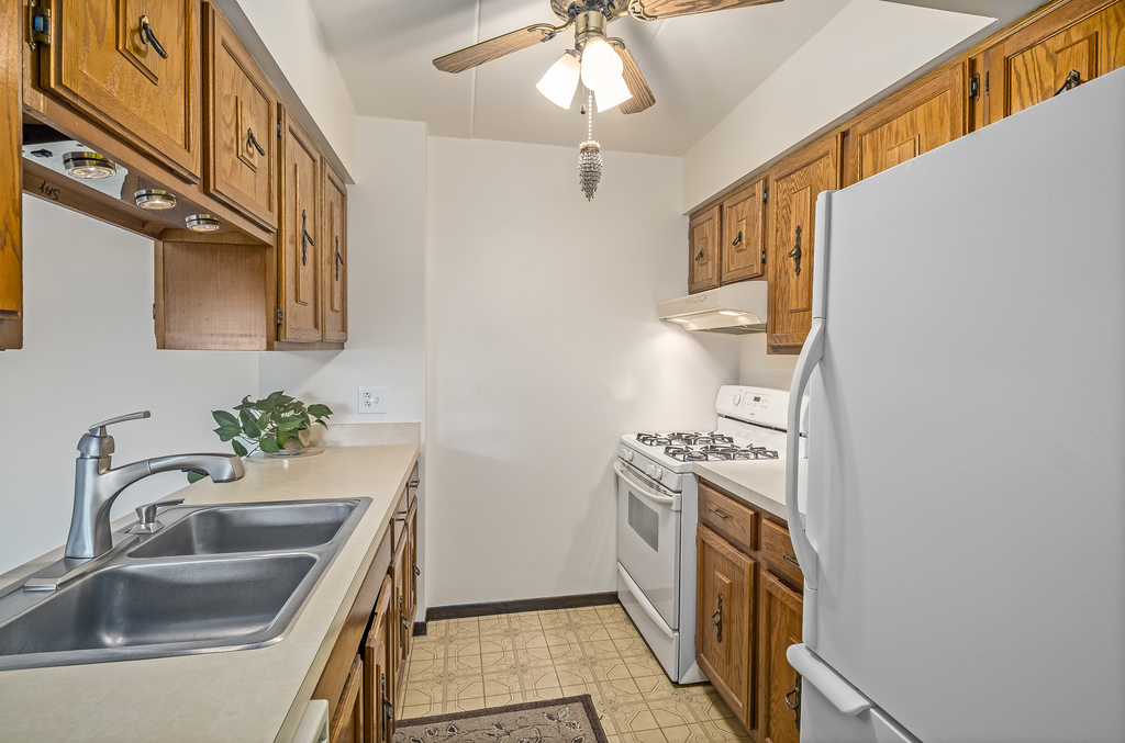 516 Timber Ridge Drive, Unit 206B Carol Stream, IL 60188 - Photo 7 of 20 a kitchen with a sink stove and refrigerator