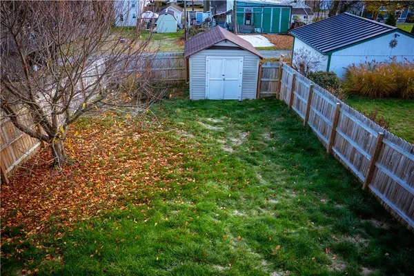 a view of a house with backyard and garden