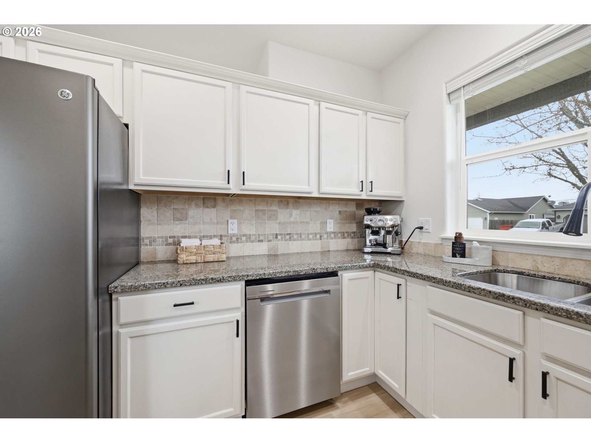 109 Robin Court Creswell, OR 97426 - Photo 11 of 29 a kitchen with stainless steel appliances granite countertop a sink stove and cabinets