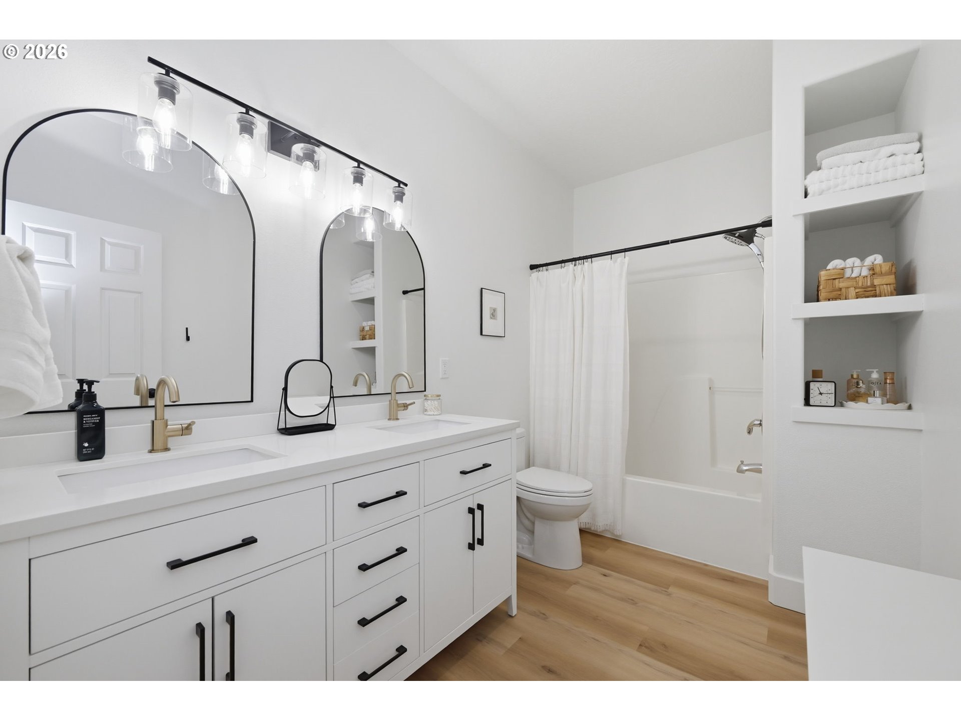 109 Robin Court Creswell, OR 97426 - Photo 15 of 29 a bathroom with a double vanity sink and mirror