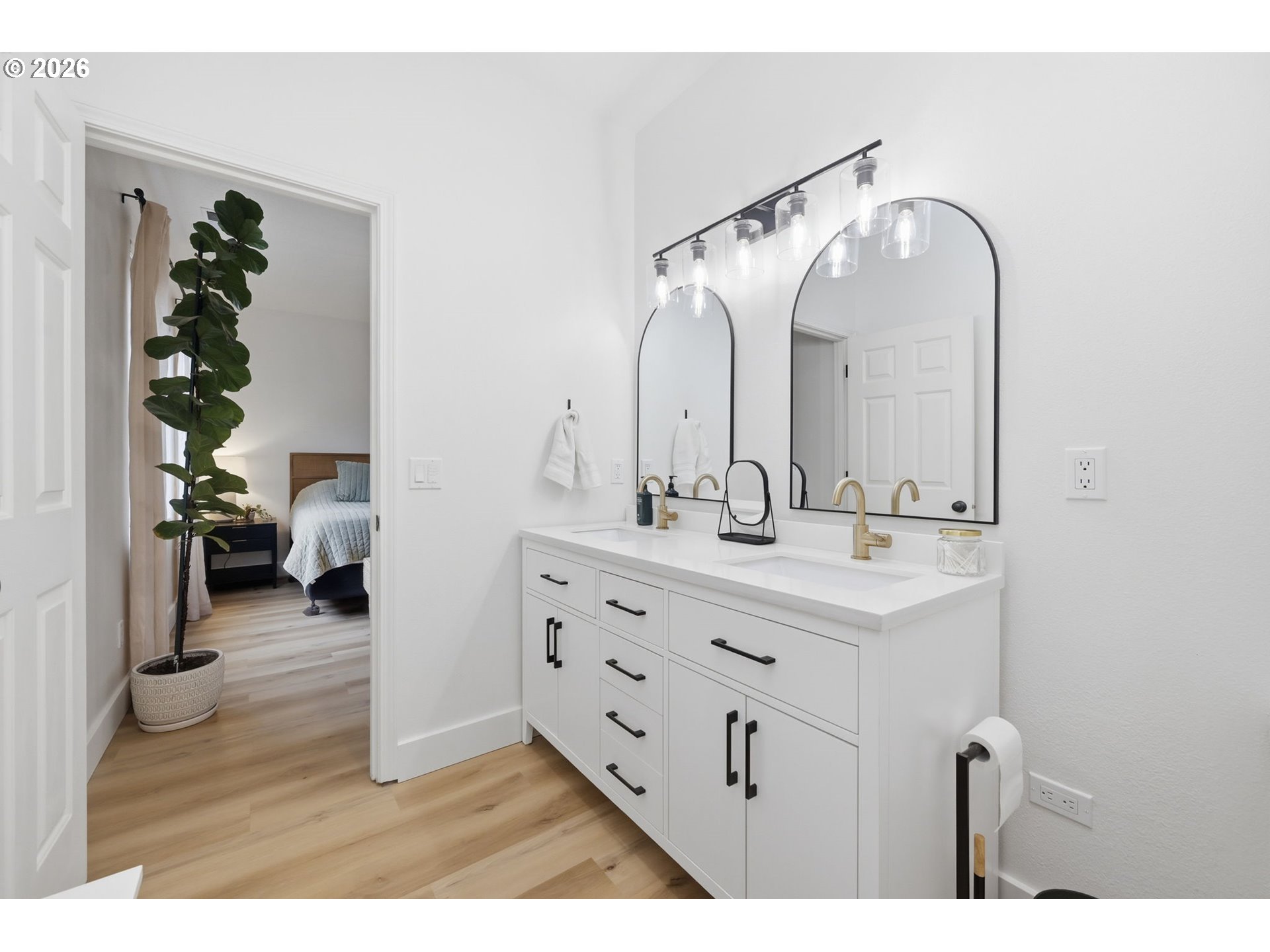 109 Robin Court Creswell, OR 97426 - Photo 17 of 29 a en suite bathroom with a double vanity sink and a mirror