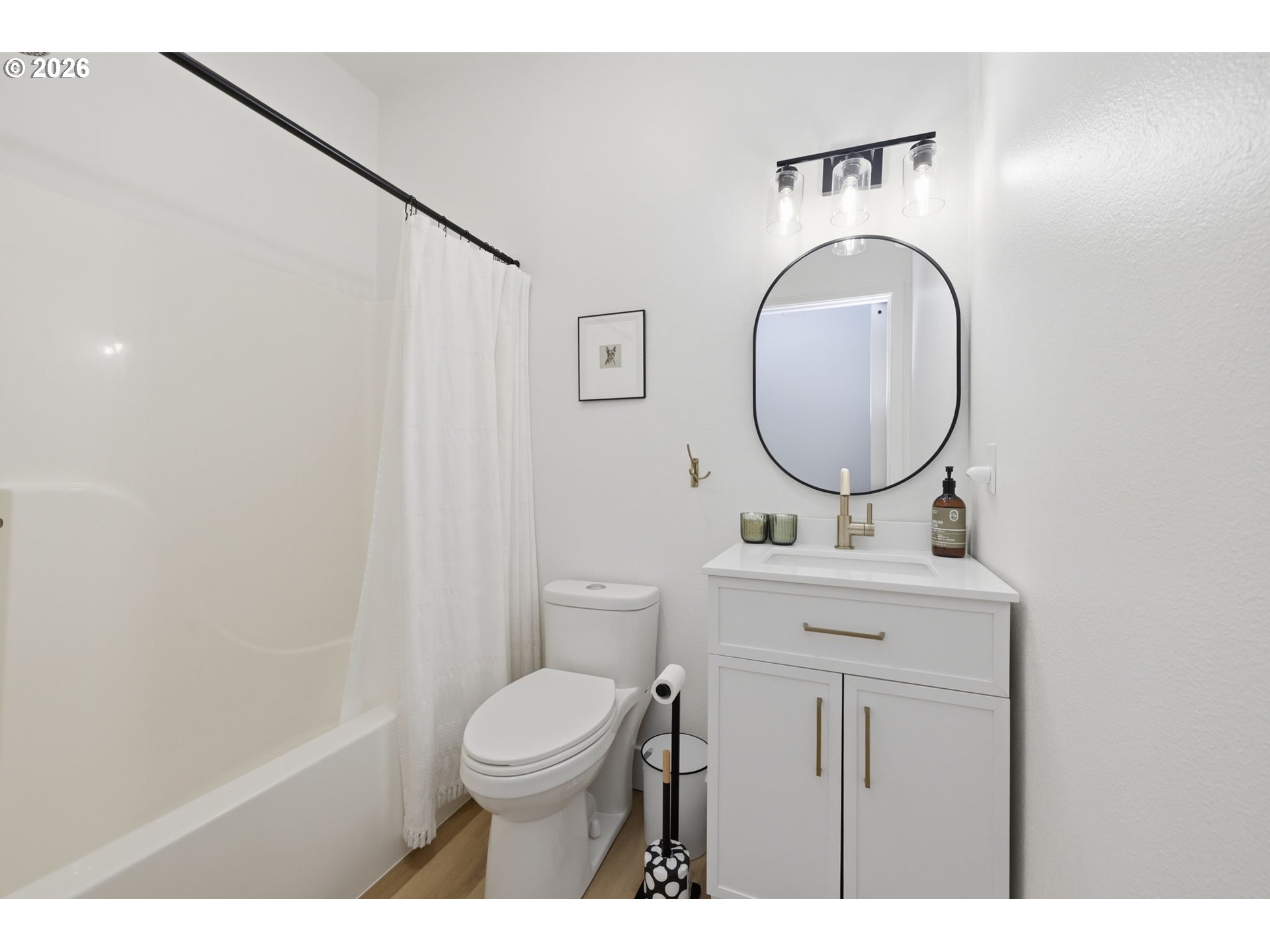 109 Robin Court Creswell, OR 97426 - Photo 21 of 29 a bathroom with a toilet a sink and a mirror