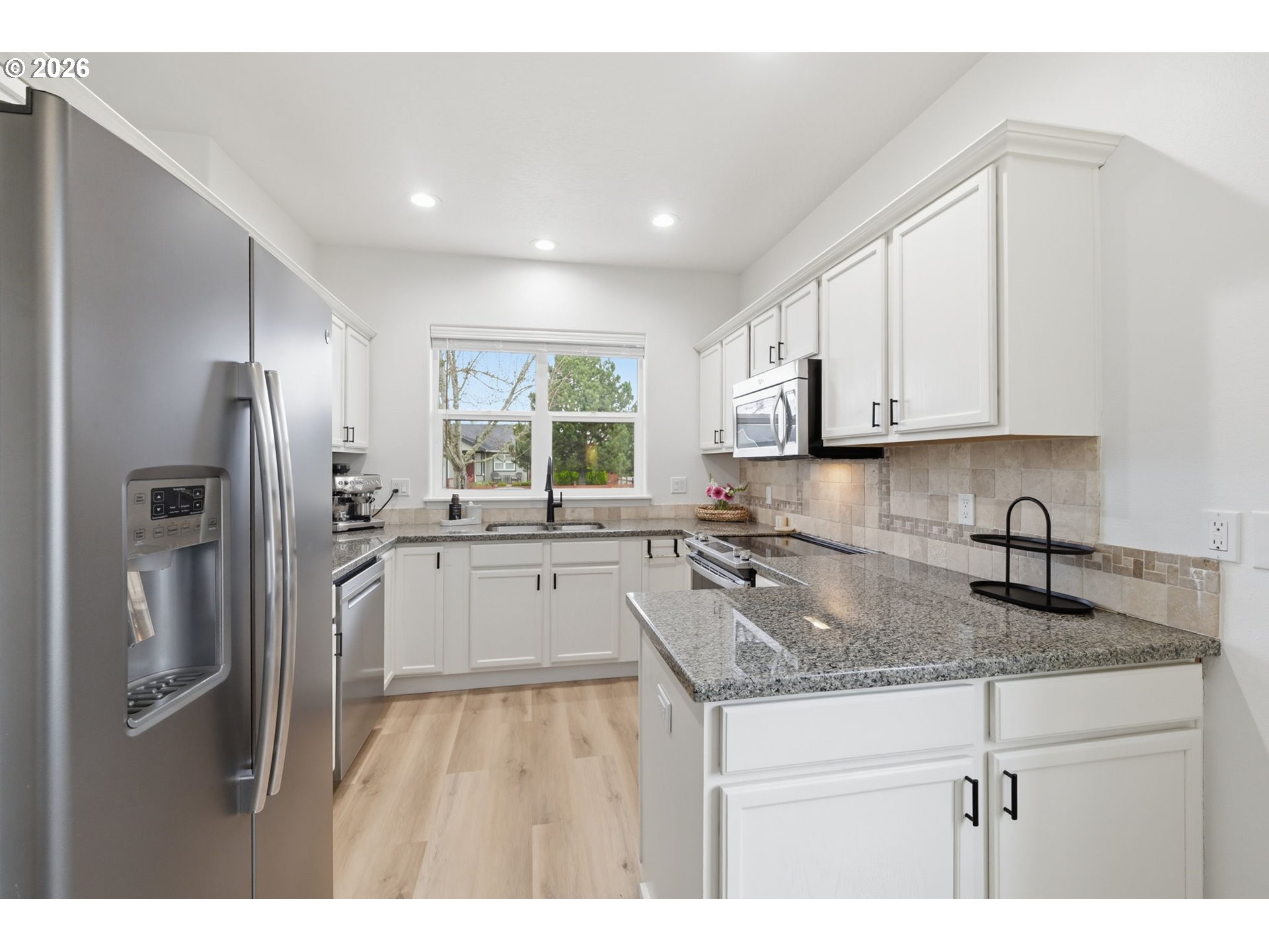 109 Robin Court Creswell, OR 97426 - Photo 8 of 29 a kitchen with stainless steel appliances granite countertop a sink a refrigerator and a granite counter tops